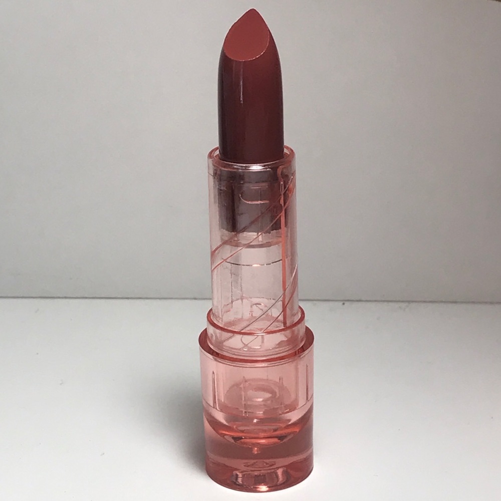 Sophia+Mabelle lipstick in shade Weekend Getaway